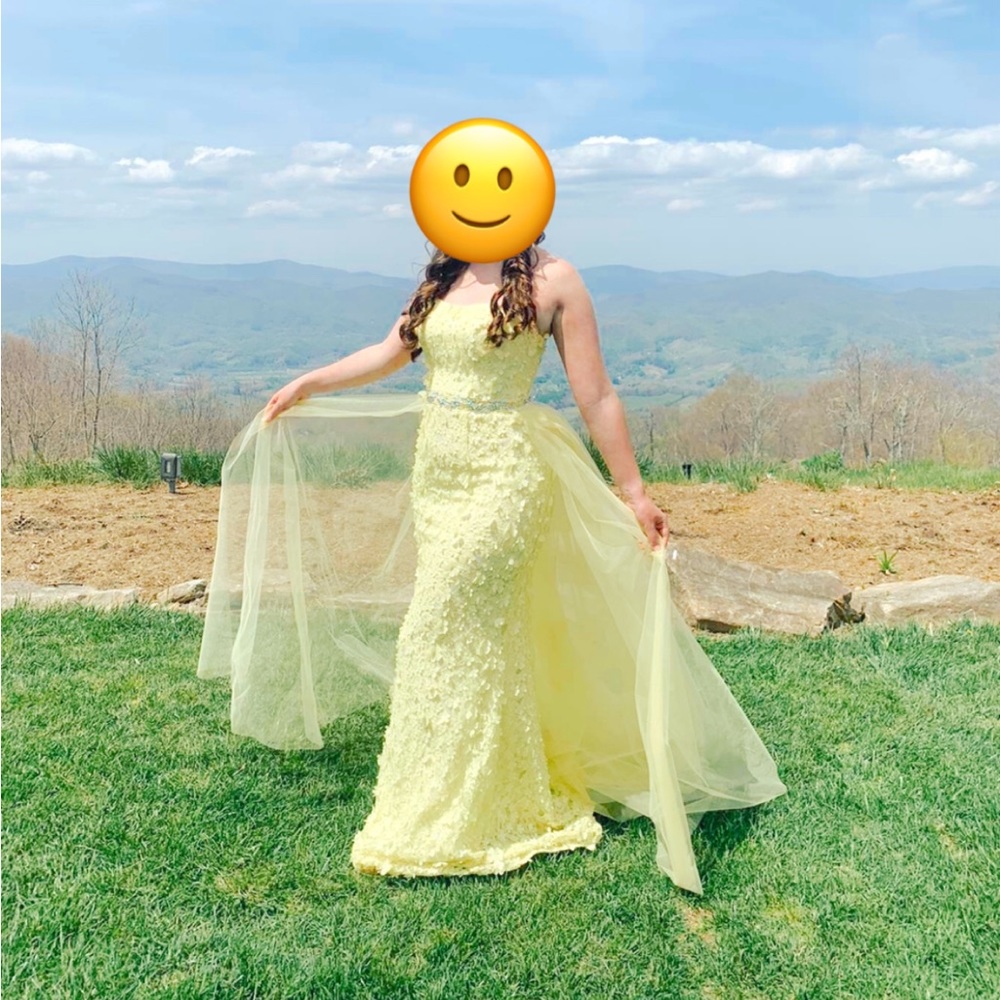 Beautiful, intricate lace and flower detail with sparkles.